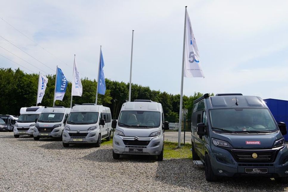 Eine große Auswahl an hochwertigen Wohnmobilen, Kastenwagen und Wohnwagen steht bei Ostsee Campingpartner bereit.