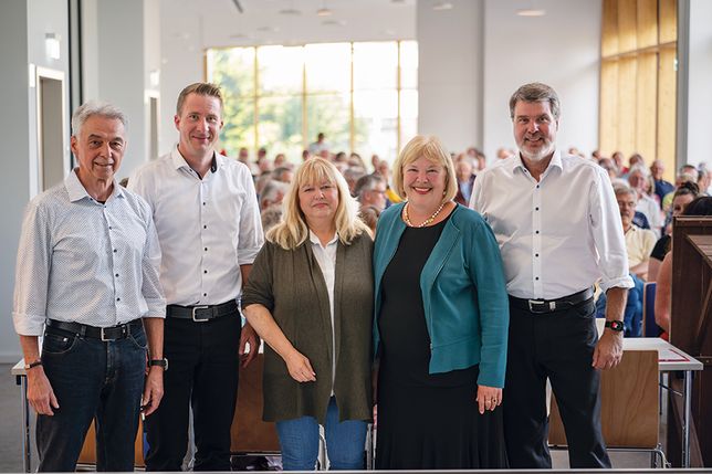 Prof. Edmund Maser (von links), Jann Wendt, Sandra Redmann, Bettina Hagedorn und Michael Thews auf der Veranstaltung „SOS für die Ostsee“ am 15. Juli 2024 in Haffkrug.