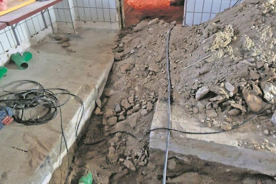 Schwerstarbeit für die Handwerker:  Im ursprünglich verbauten Beton-Fundament mussten tiefe Gräben ausgehoben werden.