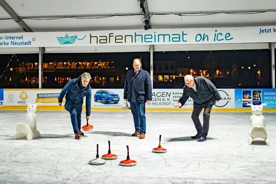 Nahmen beim Eisstockschießen die offizielle Eröffnung vor: André Rosinski, Vorstand Tourismus Agentur Lübecker Bucht, Neustadts Bürgermeister Mirko Spieckermann und Harald Wiese, Werkleiter der Stadtwerke Neustadt in Holstein (v. lks.).