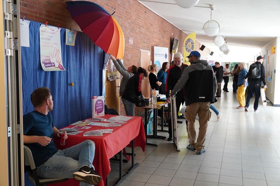 In den Gängen der Schule konnten sich auch die Eltern über Kinderrechte informieren.