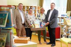 Rüdiger Nittritz (lks.), Präsident des Rotary Clubs, übergab zusammen mit Post-Präsident Manfred Rohde eine ganze Kiste voller Bücher an Susanne Müller (2. v. lks.) aus dem Bücherhafen und Schulleiterin Antje Sagawe.