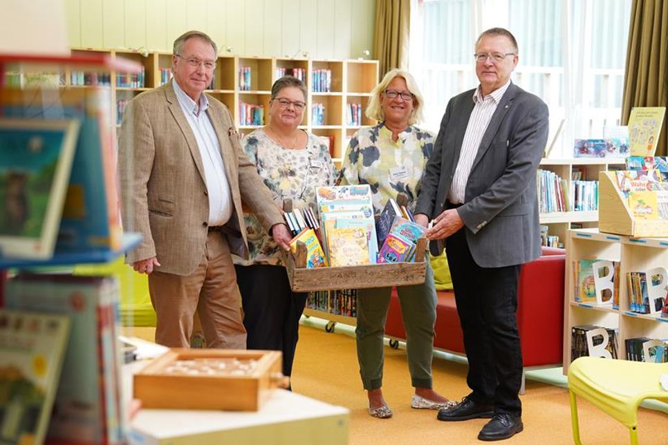 Rüdiger Nittritz (lks.), Präsident des Rotary Clubs, übergab zusammen mit Post-Präsident Manfred Rohde eine ganze Kiste voller Bücher an Susanne Müller (2. v. lks.) aus dem Bücherhafen und Schulleiterin Antje Sagawe.