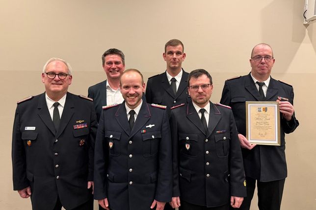 Gemeindewehrführer Hartmut Junge, Bürgermeister Michael Robien, Amtswehrführer Sascha Seehase, stellvertretender Gemeindewehrführer Alexander Bendt und stellvertretender Amtswehrführer Tobias Kutrieb gratulierten Michael Bendt (v. lks.) zur Auszeichnung.