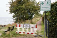 Ab hier ist Schluss: Danach wird es zu gefährlich den Uferwanderweg zwischen Neustadt und Pelzerhaken zu betreten. Wem es möglich ist, durch den Sand zu spazieren, kann direkt am Strand entlang laufen. Eine barrierefreie Möglichkeit, um nach Pelzerhaken zu spazieren, bietet der geteerte Weg entlang der Pelzerhakener Straße.