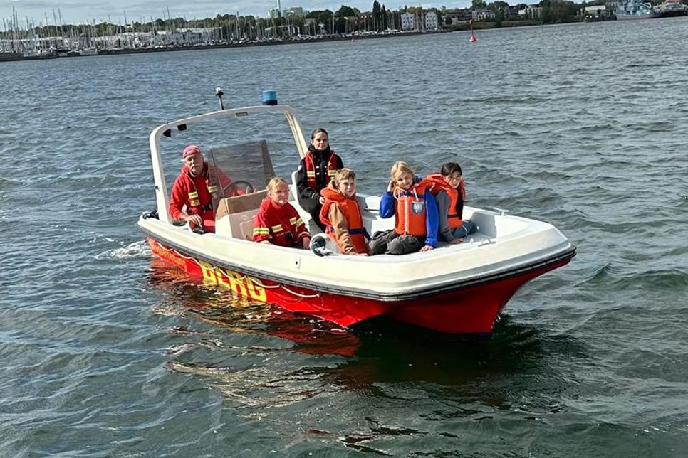 Die Gruppe durfte zum Abschluss noch eine Fahrt auf der Ostsee mit dem DLRG-Rettungsboot genießen.