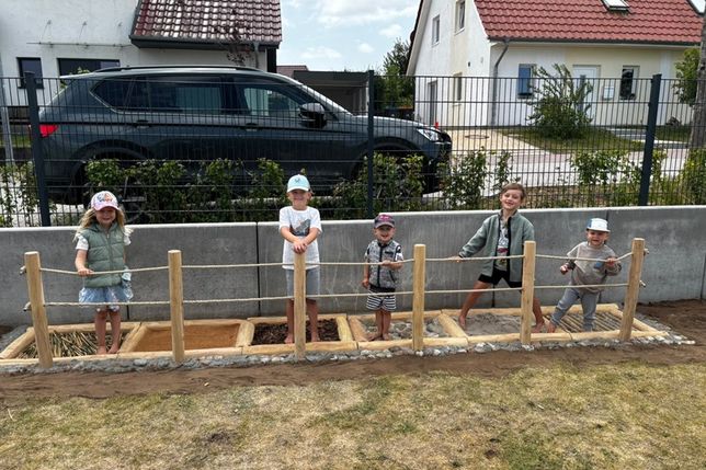 Auf Barfußpfaden können Kinder Naturmaterialien mit den Füßen ertasten und bewusst wahrnehmen.