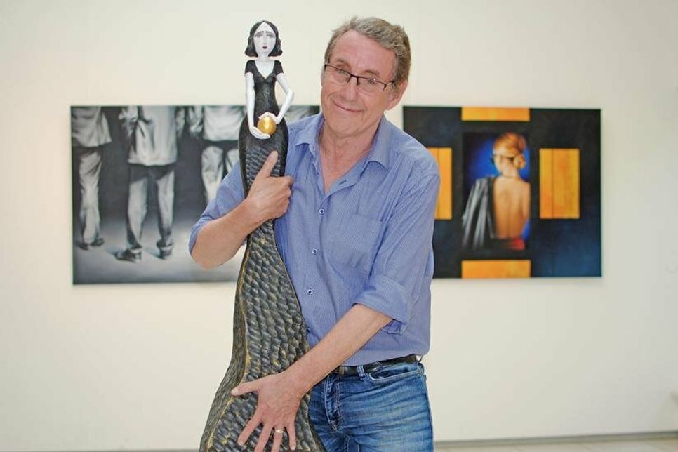 Kai Piepgras mit einer Skulptur von Stefan Neidhardt, im Hintergrund sind zwei seiner eigenen Bilder zu sehen.