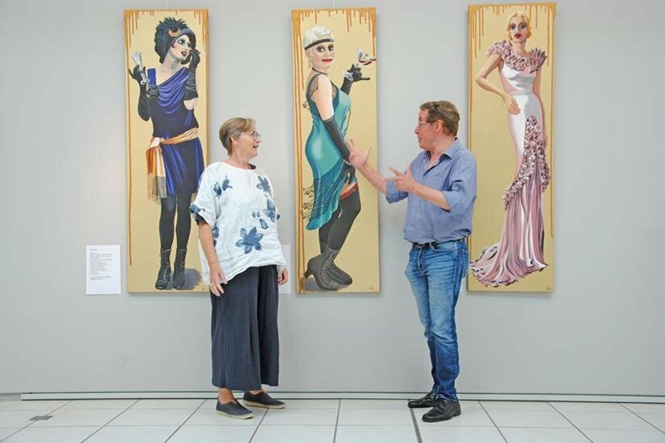 Gertrud Buller-Schunck und Kai Piepgras freuen sich auf eine facettenreiche Ausstellung, im Hintergrund drei lebensgroße Gemälde von Anja Es