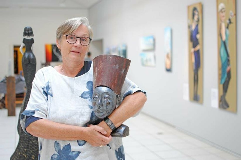 Gertrud Buller-Schunk hält ihre Tonfigur „Die Königin“ in den Armen