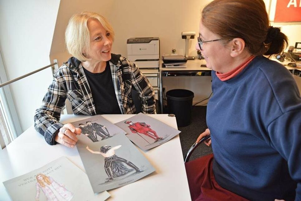 Cordula Stummeyer (links) zeigte Anna-Luise Hoffmann ihre Kostümentwürfe für den „Freischütz“.