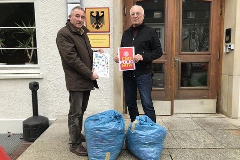 Michael Rödel (lks.) übergab 20 Kilogramm bei der Bundespolizei gesammelter Deckel an Georg Heerten vom Rotary Club Neustadt-Ostsee.