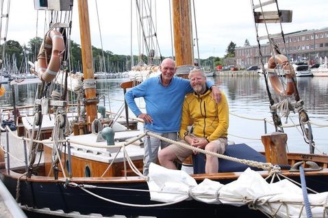 Fridtjof Thiele (lks.) und Dr. Alexander Lüdeking bieten Charterreisen auf der Samyrah an.