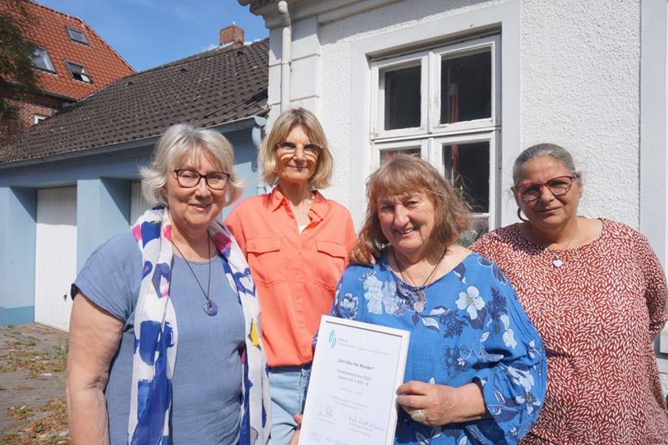 Die Elterntelefonberaterinnen Martina Heckel, Katja Wittmack-Lau, Sirje Patz und Martina Scheel (v. lks.) freuen sich über die Auszeichnung.