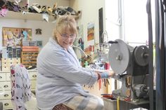Marion Otto ist seit 1989 Schuhmachermeisterin und bereits über 35 Jahre in Eutin tätig. Am 8. Mai stellt sie im Dorf- und Schulmuseum Schönwalde ihr Handwerk vor und berichtet, wie sehr es zum nachhaltigen Handeln beitragen kann.