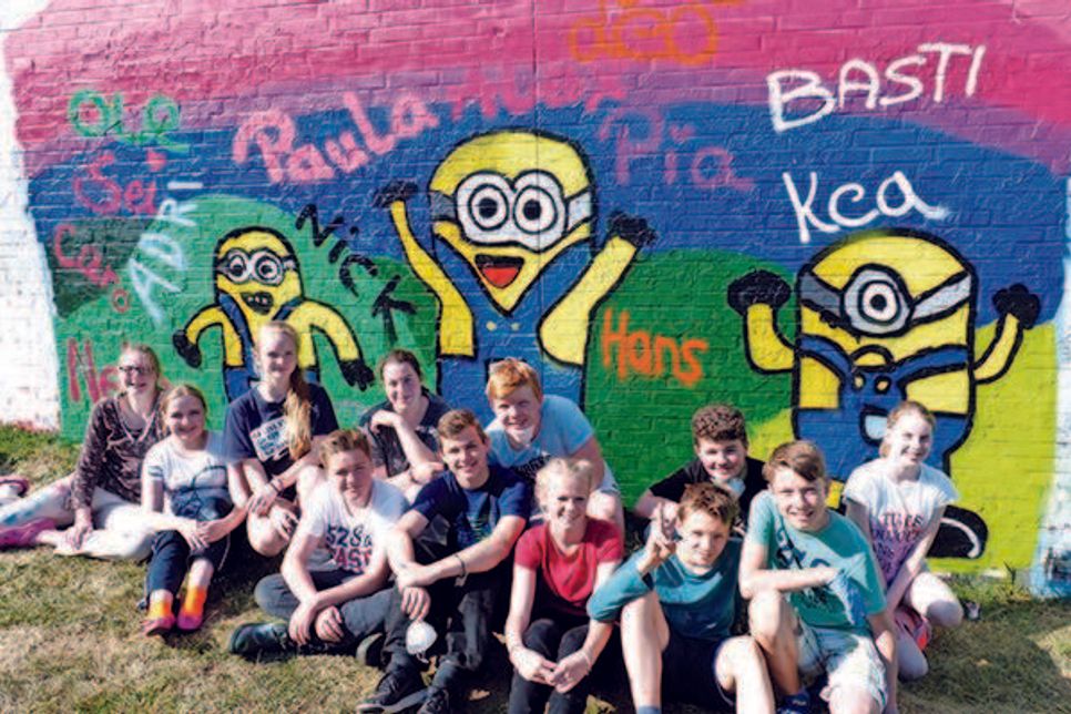 Der WPK Gestalten der Hutzfelder Außenstelle der Wilhelm-Wisser-Schule hat knallbunte und ultracoole Minions auf die Wand im Hof des Jugendzentrums.