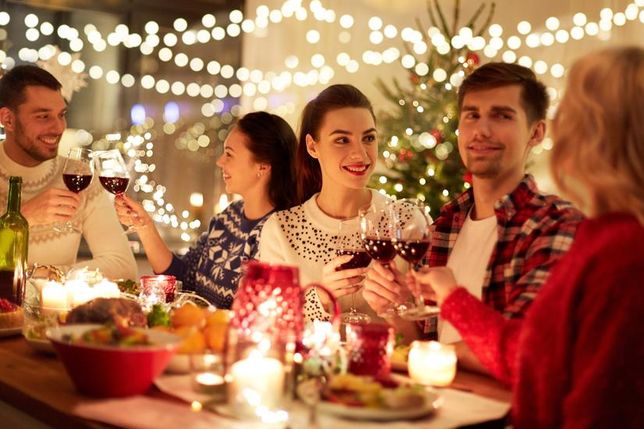 Mit Kollegen, Freunden oder der Familie kann man das Jahr stimmungsvoll bei gutem Essen und Wein auf einer Weihnachtsfeier ausklingen lassen.