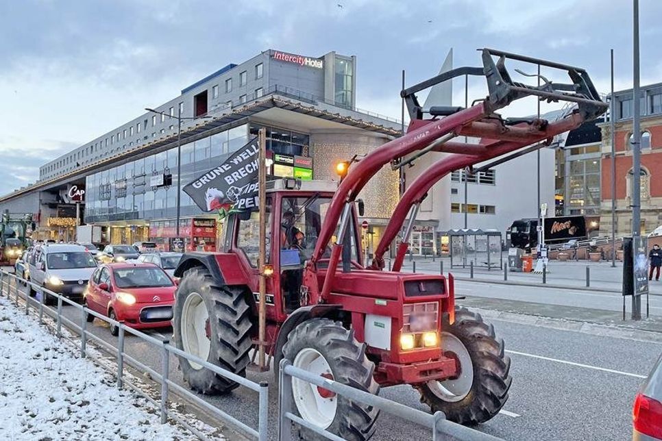 Mit dabei waren auch Traktoren aus dem Kreis Plön, die schon Jahrzehnte auf dem Buckel haben.