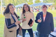 Haben nach der offiziellen Begrüßung auf „50 Jahre Gemeinde Scharbeutz“ angestoßen (von links): Bürgermeisterin Bettina Schäfer, Pastorin Dr. Corinna Schlapkohl und Bürgervorsteherin Anja Bendfeldt.