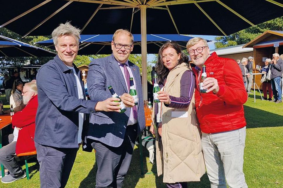 TALB-Vorstand André Rosinski (links), Bürgermeister Mirko Spieckermann (Neustadt), Bürgermeisterin Bettina Schäfer (Scharbeutz) und Bürgermeister Sven Partheil-Böhnke (Timmendorfer Strand) beim Prosit auf das Gemeinde-Jubiläum.