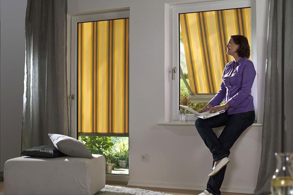 Textile Fenstermarkisen halten Innenräume kühl, ohne sie komplett abzudunkeln.
