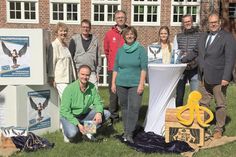 Theaterpaten und Stadt freuen sich, dass die Theaterangebote wieder starten: Sabine Niemann (eska), Jan Hering (Markt-Apotheke), Christian Thees (SWNH), Karsten Wittorf (Sparkasse Holstein), Beate Weidemann (Kultur-Service), Jenny Beyer-Klug und Till Muchow (beide Balticum Verlag / der reporter) sowie Bürgermeister Mirko Spieckermann. (v. lks.)