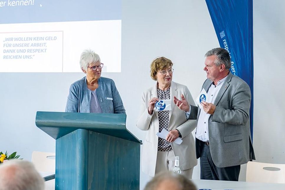 Ostholsteins Kreispräsidentin Petra Kirner (links), Dr. Sabine Sütterlin-Waack, Ministerin für Inneres, Kommunales, Wohnen und Sport des Landes Schleswig-Holstein, und Stormarns Kreispräsident Hans-Werner Harmuth bei der Auftaktveranstaltung in Bad Schwartau.