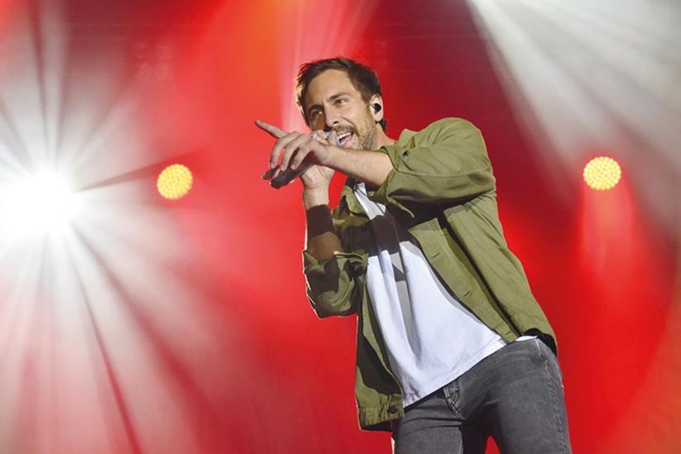 Deutsch-Pop-Star Max Giesinger gibt zur Beach-Party am Freitagabend ein Open Air-Konzert neben der neu eröffneten Seebrücke.