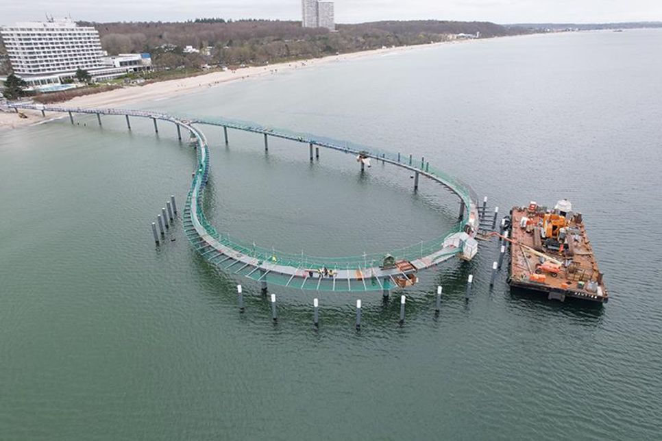 Am 27. März 2024 erfolgte der Lückenschluss der 427 Meter langen Seebrücke in Timmendorfer Strand, als das letzte Brückensegment seeseitig eingesetzt wurde.