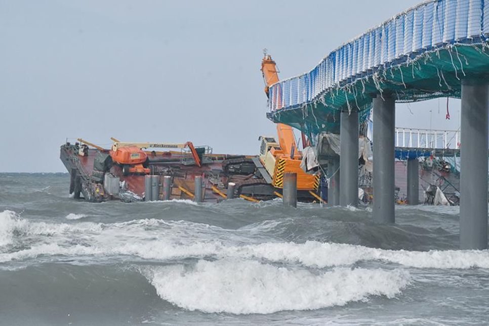 Schreckmomente während der Bauphase: Am 21. Mai hat sich bei starkem Wind ein Arbeitsponton mit Kran losgerissen, schlug gegen das Bauwerk und hat sich in der Nacht schließlich unter der Brückenkonstruktion verkeilt.