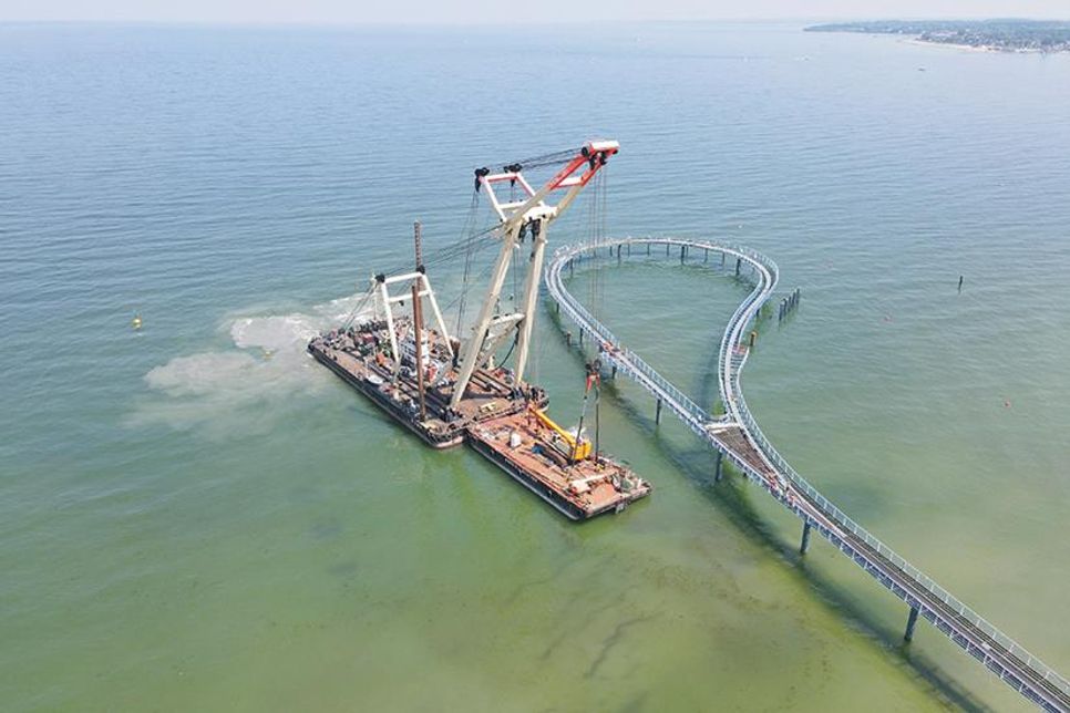 Deutschlands größter Schwimmkran „Enak“ hat den havarierten Ponton am 1. Juni an der Seebrücken-Baustelle geborgen.