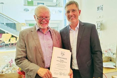 Bürgermeister Thomas Keller gratulierte zum 70-jährigen Bestehen und überreichte Günter Behnke (links) eine Urkunde der Gemeinde Ratekau.