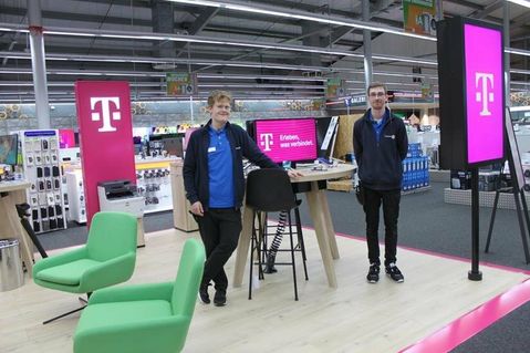 Exklusiver Telekom-Partner: Die Fachberater Nils Hartmann (lks.) und Fabian Ott auf der neuen Telekom-Highlight-Fläche.