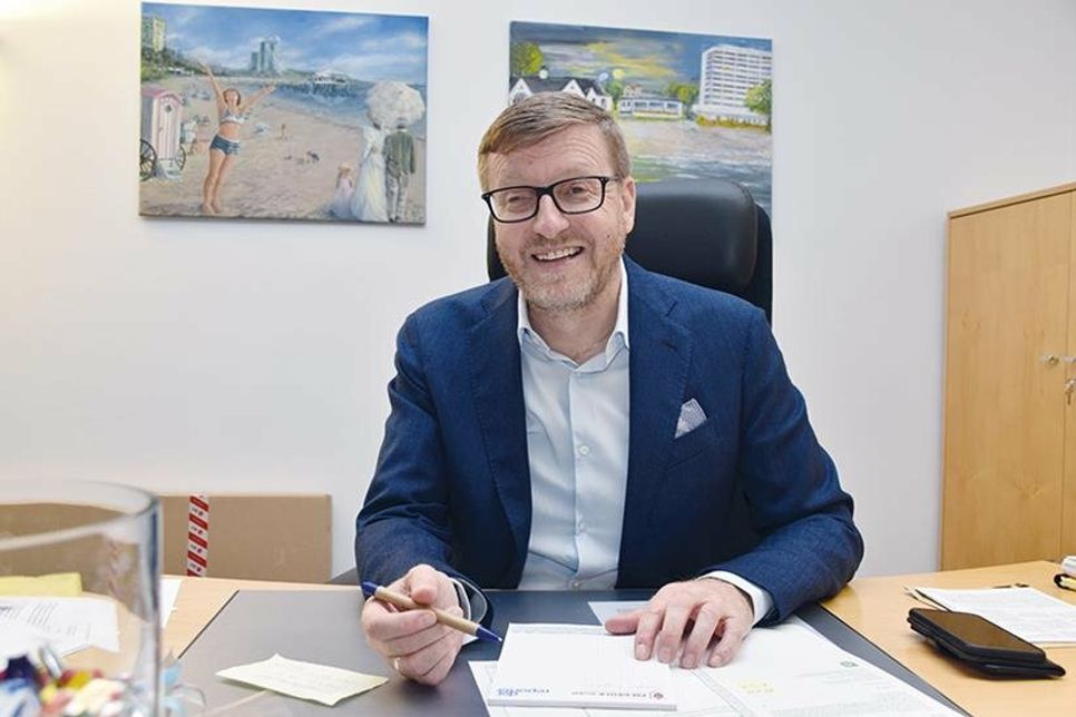 Timmendorfer Strands Bürgermeister Sven Partheil-Böhnke lädt zur Sprechstunde ein.