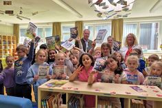 Die Klasse 1a freut sich über neue Comics - überreicht von Rüdiger Nittritz (Rotary-Club), Susanne Müller (Bücherhafen) und Schulleiterin Antje Sagawe (hinten v. lks.).