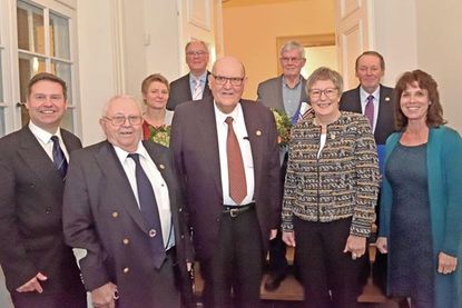 Auszeichnung für ehrenamtliches Engagement: (v. l.) Kreispräsident Stefan Leyk, Jürgen Blauert, Martina Bläse, Klaus Sydow, Klaus Schildknecht, Hans-Peter Stuhr, Annkatrin Mölln, Horst Blohm und Landrätin Stephanie Ladwig.