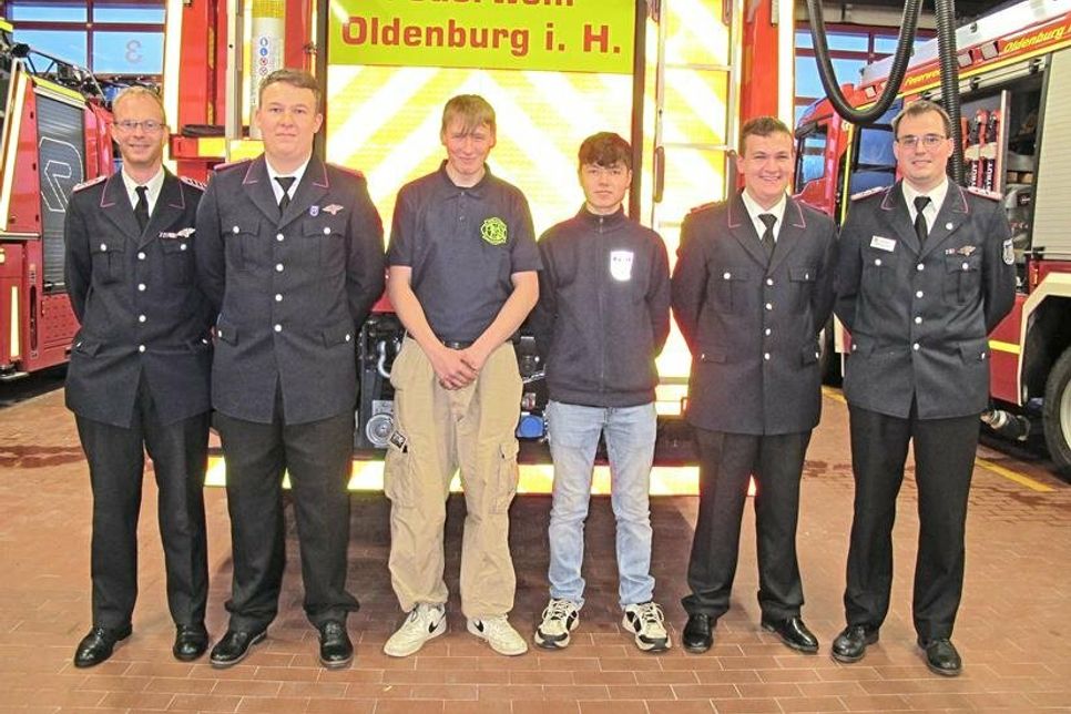 Die Kameradinnen und Kameraden Marlon Wanders, Jason Schulze, Julian Walk und Jan-Niklas Redey treten in die aktive Wehr über. Im Bild mit dem stellvertretenden Jugendfeuerwehrwart Jörn Krause und dem Jugendfeuerwehrwart Daniel Schönherr.