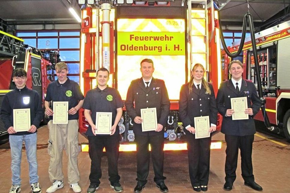 Zu den Kameradinnen und Kameraden, die der Jugendfeuerwehr Oldenburg seit fünf Jahren angehören, zählen Henri Friedrich, Toni Gülich, Anna-Mike Kardel, Jan-Niklas Redey, Jason Schulze und Julian Walk, die mit Urkunden und Süßigkeiten geehrt wurden.