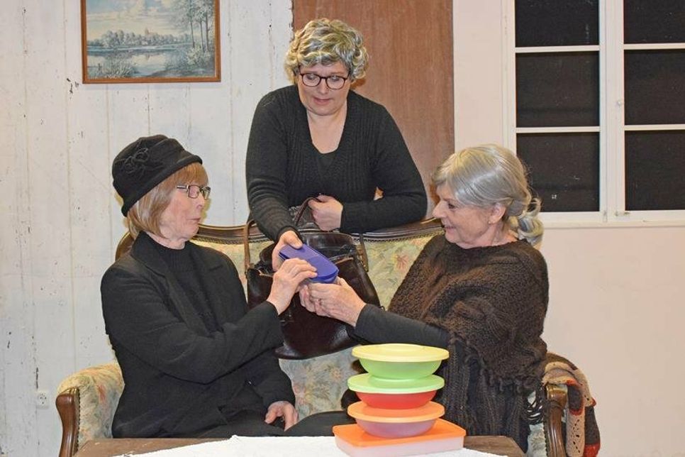 Die Schwestern Dörthe (gespielt von Frauke Bosch, v.r.) und Lisbeth (Carmen Heinemann) haben eine tolle Idee, um Geld zu sparen: sich auf Beerdigungen bzw. den anschließenden Leichenschmäusen mit Essen zu versorgen