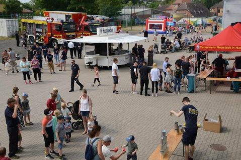Hüpfburg, Dosenwerfen, Bratwurst und Kaltgetränk - das und vieles mehr gab es bei dem Feuerwehrfest.
