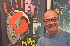 Der Hamburger Schauspieler Jens Wawrczeck ist nicht nur ein Fan des Hitchcock-Klassikers „Der Mann, der zuviel wusste“, sondern auch vom deutschen Wiederaufführungsplakat.