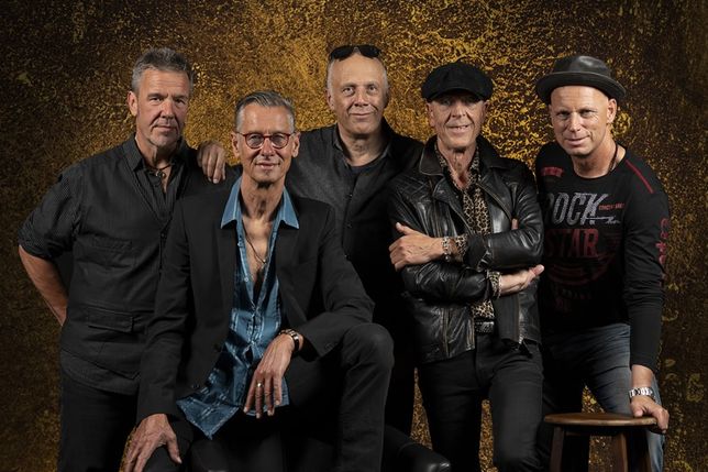 „Tin Lizzy“ heizt dem Publikum am Samstag mit Rockklassikern ordentlich ein.