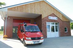 Das sanierte Feuerwehrgerätehaus mit dem Anbau erstrahlt wie ein kompletter Neubau.