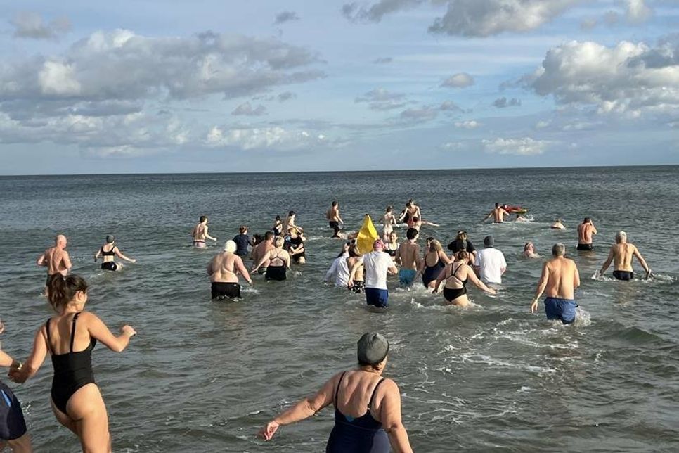 Schnell rein und dann ganz schnell wieder raus, denn die Ostsee hatte am Neujahrstag gerade einmal 5 Grad.