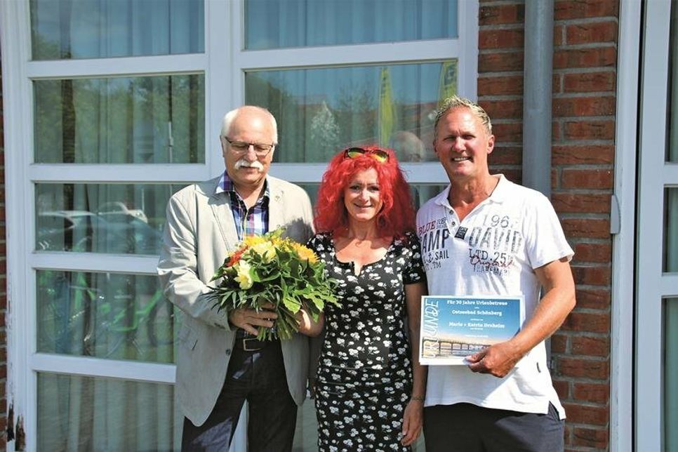 Schönbergs stellvertretender Bürgermeister Peter Ehlers überreichte Urkunde, Blumen und Gutschein an Katrin und Mario Draheim, die dem Urlaubsort seit 1993 die Treue halten.