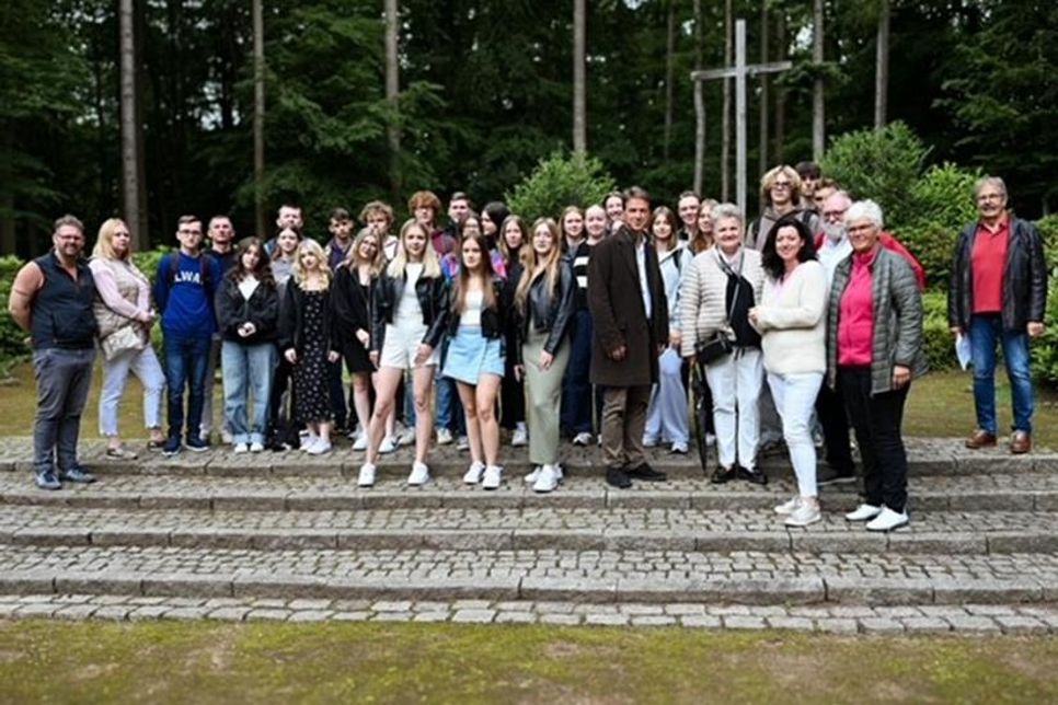 Eine polnische Schulklasse folgte einer Einladung der Schule Pönitz zum Besuch des Cap Arcona Friedhofs in Haffkrug-Neukoppel.