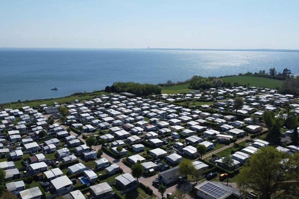 Dichter dran geht nicht: Auf dem Campingplatz „Am Hohen Ufer“ hat man die Ostsee direkt vor der Tür.