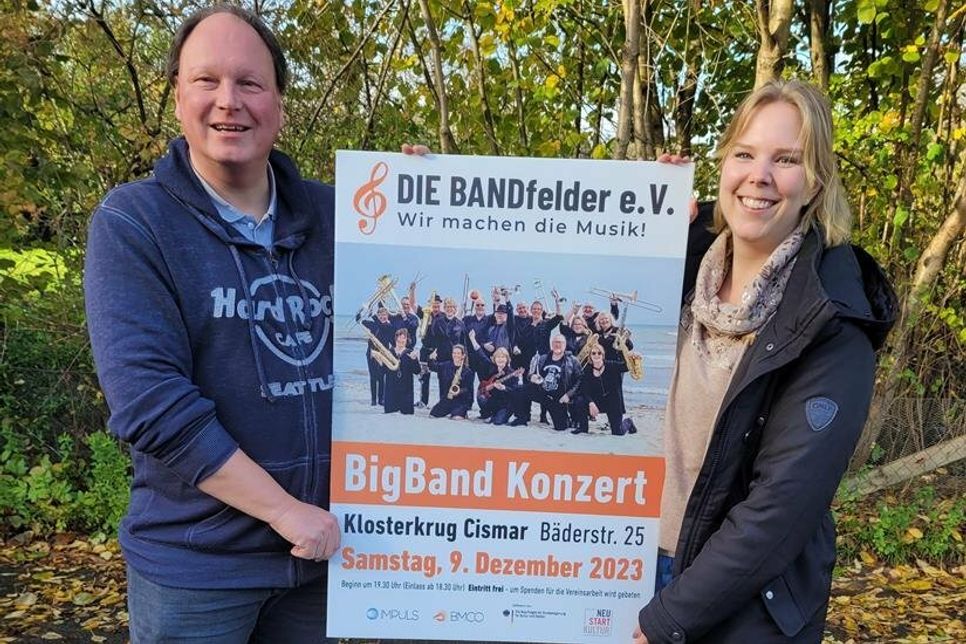 Der Kassenwart des Vereins Kay Horn und Schriftführerin Miriam Schwan stellten vor wenigen Tagen das Plakat vor, mit dem Die Bandfelder e.V.  in den kommenden Wochen Werbung für ihre Veranstaltung in Cismar machen werden.