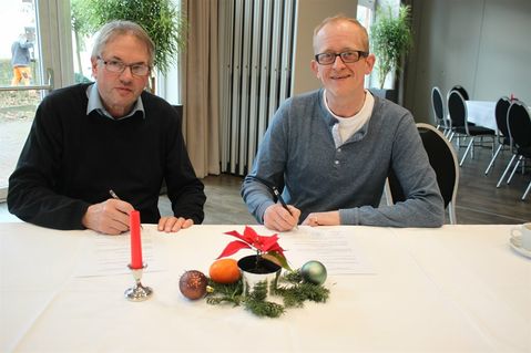 Bürgermeister Klaus Winter (lks.) und Betreiber Marco Bauereiß unterzeichneten den neuen Vertrag.
