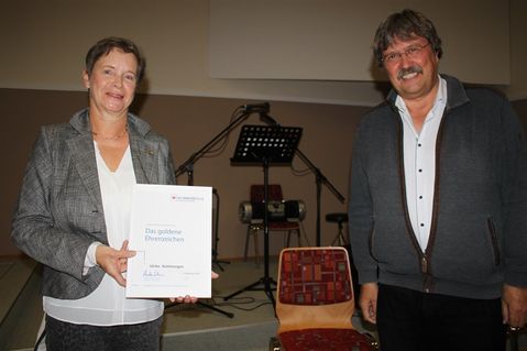 „Ich mache die Arbeit sehr gerne“, sagte Ulrike Kohlmorgen nach ihrer Auszeichnung durch Detlev Wulf.